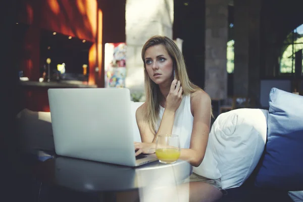 Suecia mujer llamando con su teléfono celular — Foto de Stock