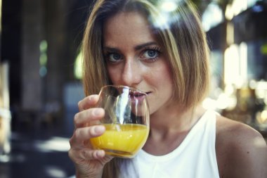 çekici bir kadın portakal suyu içme