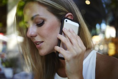 Güzel kadın cep telefonunda söz