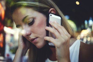 Güzel kadın cep telefonunda söz