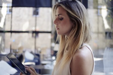 Sevimli kadın dijital tablet kullanma