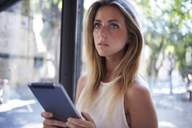 Sevimli kadın dijital tablet kullanma