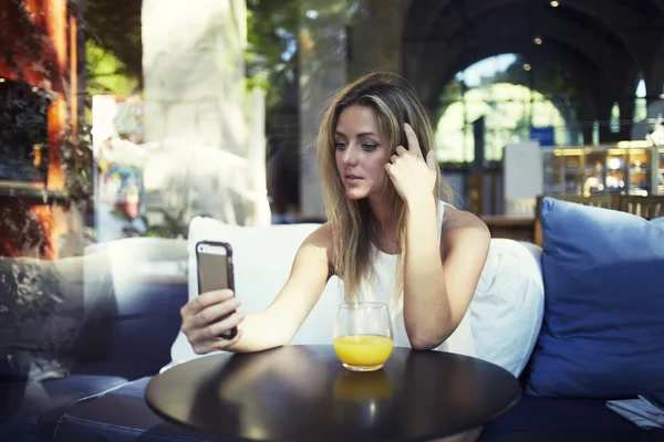 携帯電話を使う若い女性は — ストック写真