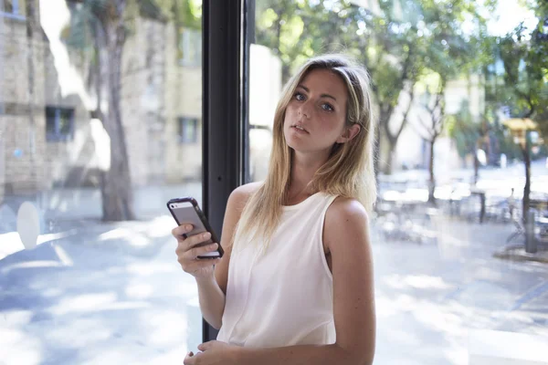 Blondine plaudert auf ihrem Handy — Stockfoto