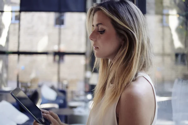 Очаровательная женщина с помощью цифрового планшета — стоковое фото