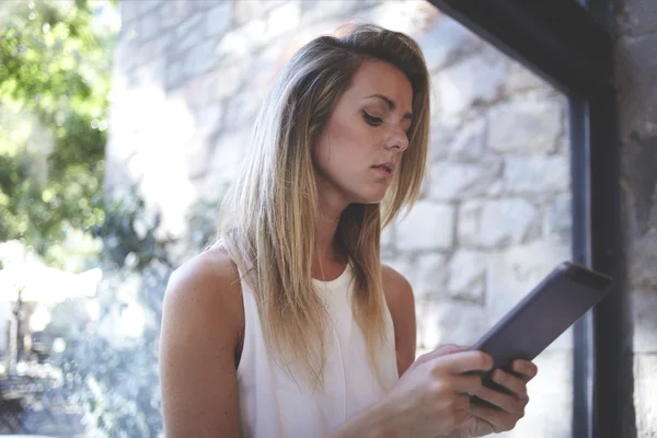 Charmante vrouw met behulp van digitale Tablet PC — Stockfoto