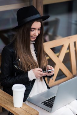 akıllı telefon kullanan gülümseyen kadın