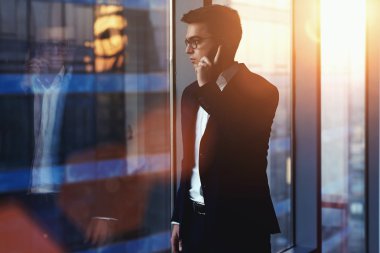 Mobil telefonda konuşurken başarılı bir iş adamı