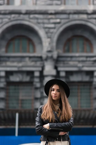 Mulher bonita posando em ambiente urbano — Fotografia de Stock