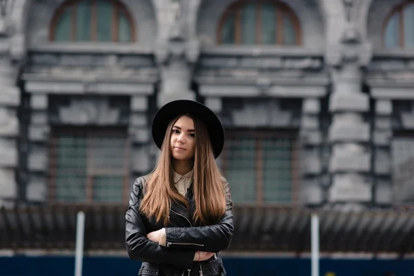 Hermosa mujer posando en un entorno urbano — Foto de Stock