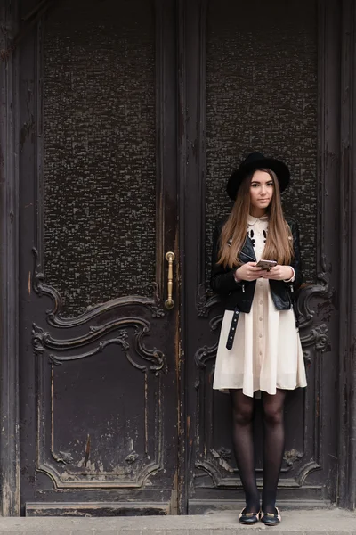 Woman using mobile phone outside — Stockfoto