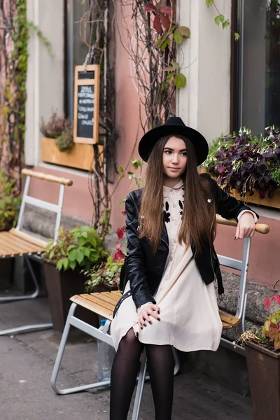 Trendy girl resting in urban setting — 스톡 사진