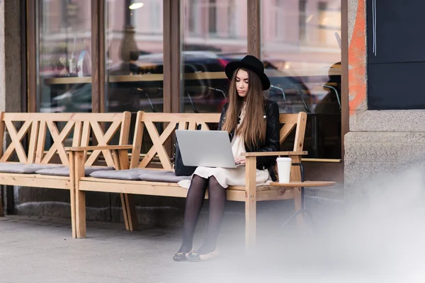 Junge Frau arbeitet im Café an Netzbuch — Stockfoto