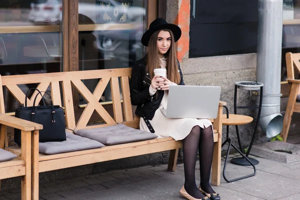 Junge Frau arbeitet im Café an Netzbuch — Stockfoto