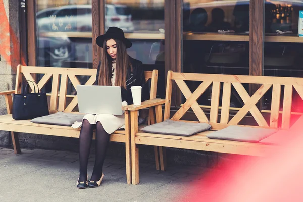 Mujer joven trabajando en net-book en la cafetería — Foto de Stock