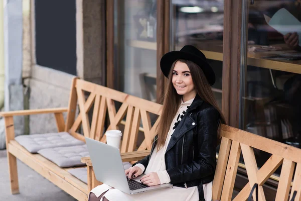 Encantadora mujer trabajando en net-book en la cafetería —  Fotos de Stock