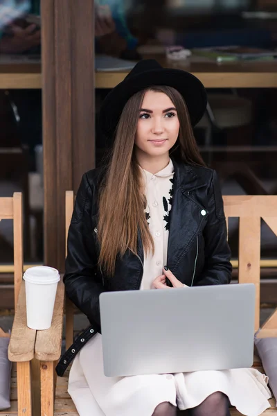 Charmante femme qui travaille sur le net-book dans un café — Photo