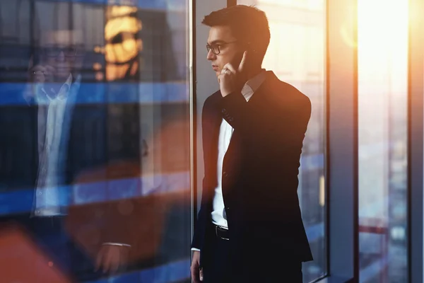 Exitoso hombre de negocios hablando por teléfono móvil — Foto de Stock