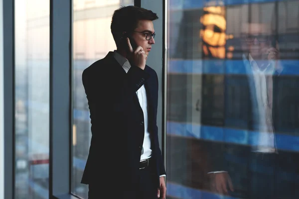 Joven hombre de negocios hablando por teléfono móvil — Foto de Stock