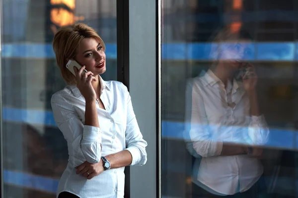 Молодая предпринимательница разговаривает по мобильному телефону — стоковое фото