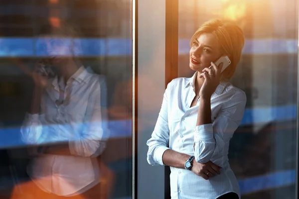 Ung affärskvinna pratar i mobiltelefon — Stockfoto