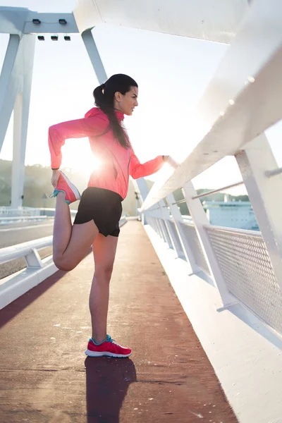 Femme coureur étirant les muscles des jambes — Photo