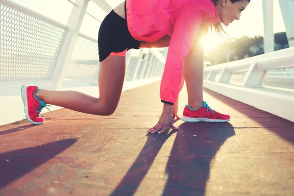 Sportswoman getting ready for start — Stockfoto