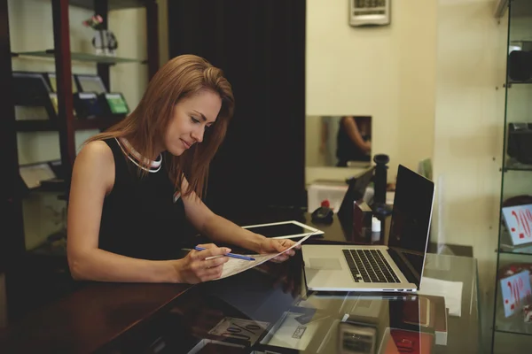 Joven empresaria leyendo documento papeles — Foto de Stock