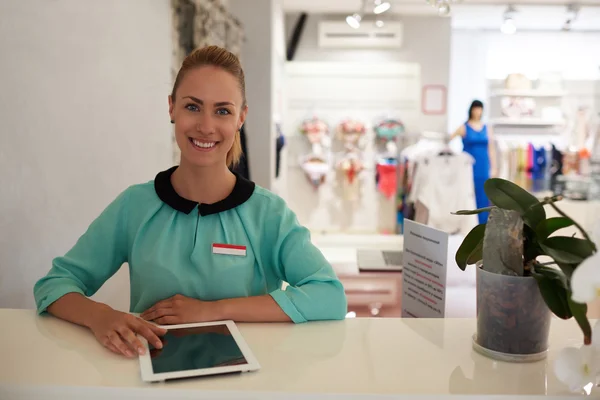 Mujer trabajando en la almohadilla táctil en la tienda — Foto de Stock