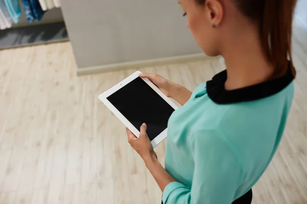 Frau benutzte Tablet im Hotel — Stockfoto