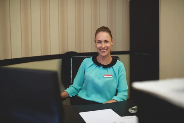 Щаслива бізнес-леді сидить на її робочому місці — стокове фото