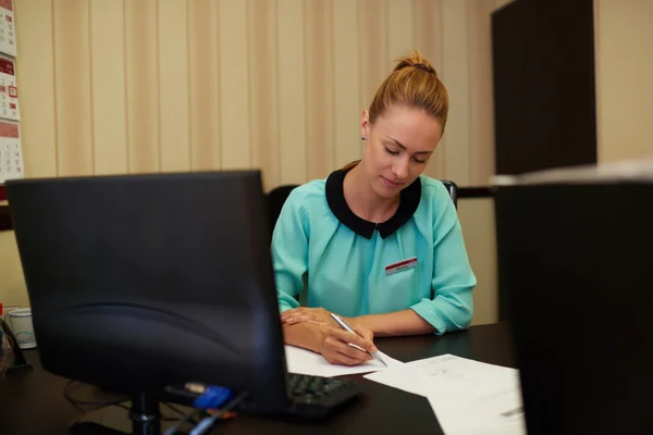 Elegant businesswoman signing papers — 스톡 사진