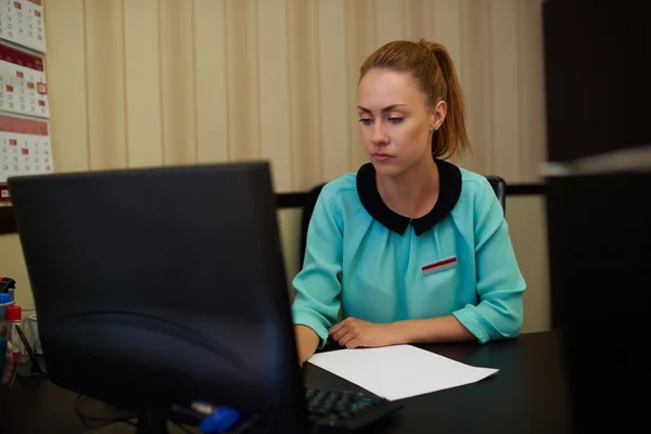 Mujer de negocios que trabaja en el ordenador de mesa PC — Foto de Stock