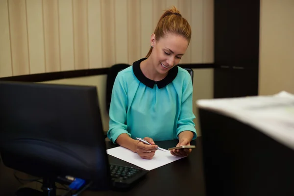 Елегантна бізнес-леді підписує документи — стокове фото