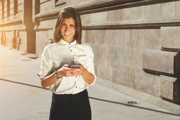 Mujer usando el teléfono móvil en la ciudad —  Fotos de Stock