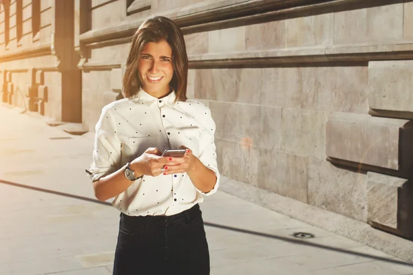 Mulher usando telefone celular na cidade — Fotografia de Stock