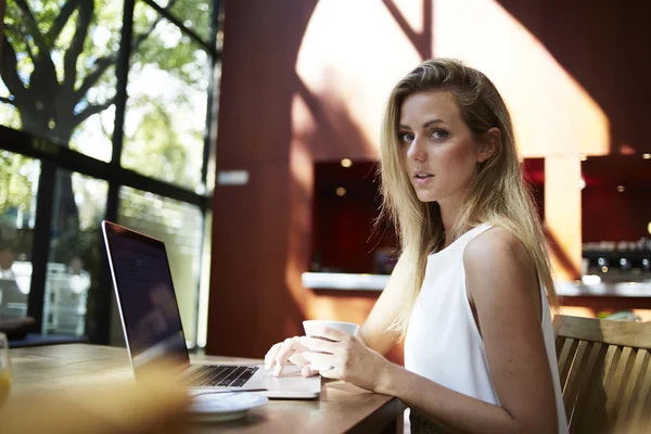 Jeune femme d'affaires travaillant sur ordinateur portable — Photo