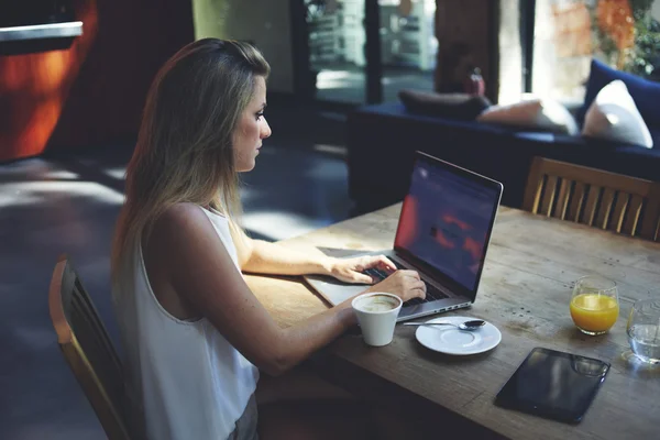 Jeune femme d'affaires travaillant sur ordinateur portable — Photo