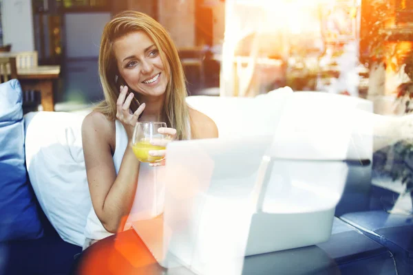 Mujer de negocios hablando por teléfono móvil — Foto de Stock