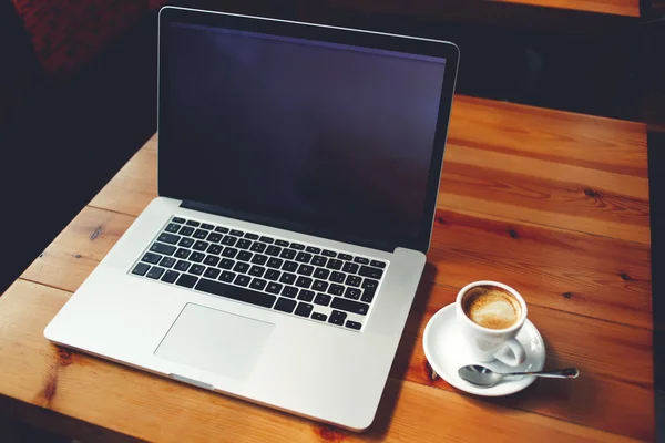 Tragbarer Laptop und eine Tasse Kaffee — Stockfoto