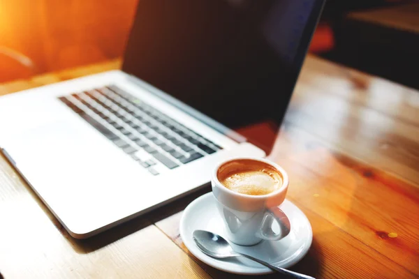 Ouvre net-book avec tasse de cappuccino chaud — Photo