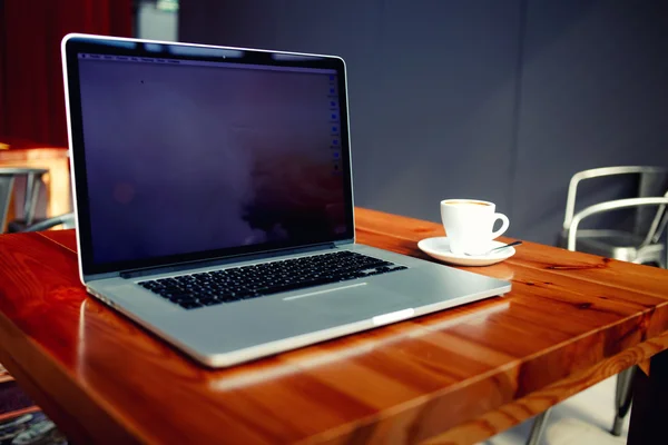 Laptop mit Kopierplatz-Bildschirm — Stockfoto