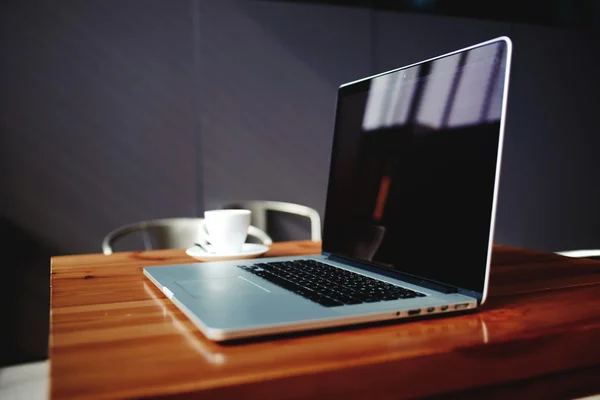 Computador portátil com tela de espaço de cópia — Fotografia de Stock