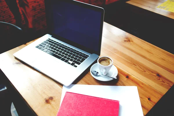 Laptop mit Kopierplatz-Bildschirm — Stockfoto