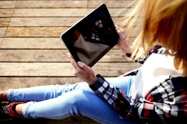 Ragazza hipster utilizzando touch pad — Foto Stock