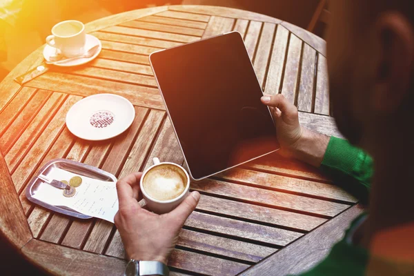 Young man holding touch pad — Stockfoto