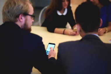 Akıllı telefon kullanarak iş ortakları