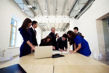 Grup genç Mimarlar birlikte çalışma