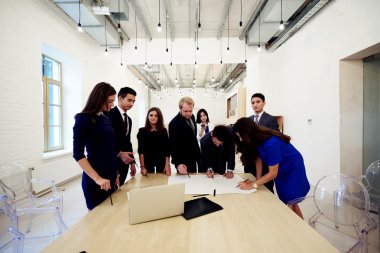 Grup genç Mimarlar birlikte çalışma