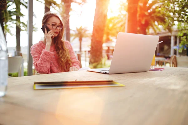 Mulher de negócios falando no telefone inteligente — Fotografia de Stock